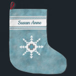 Meia De Natal Grande Southwest Winter Personalizado<br><div class="desc">Inspirada pelas rochas,  design e petroglifos distintos ao redor do artista no sudoeste,  essa obra de arte original apresenta um fundo de turquesa e cinza prateada com flocos geométricos de neve,  bordas de pinheiros e desenhos de veados baseados em petroglifos reais encontrados em Arizonas e Utah.</div>