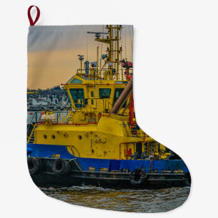 Meia De Natal Grande Tugboat navegando no rio, montevideo, uruguai