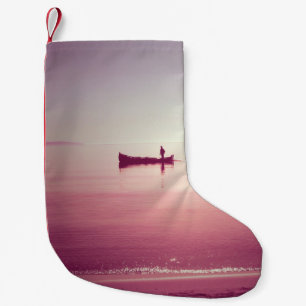 Meia De Natal Pequena A silhueta do pescador com barco no mar v