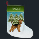 Meia De Natal Pequena Airedale Terrier Dog Snowy Winter Forest E Nome<br><div class="desc">A ilustração original do desenho de Destei de um cão da raça Airedale Terrier. O cão é colocado numa cena de inverno com três árvores de abeto verde e neve caindo. O fundo é um gradiente azul a branco que dá à design aquele olhar frio do dia de inverno. Há...</div>