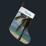 Meia De Natal Pequena Aruban Beach I Linda cena natural<br><div class="desc">Às vezes você só quer sair para um lugar quente e tropical, e esta imagem resume a experiência. Esta cena tropical mostra a praia de areia branca de Aruba com palmeira de coco. Veja na nossa loja mais fotos calmantes de praia. Esta imagem também é apresentada como o wallpaper widescreen...</div>