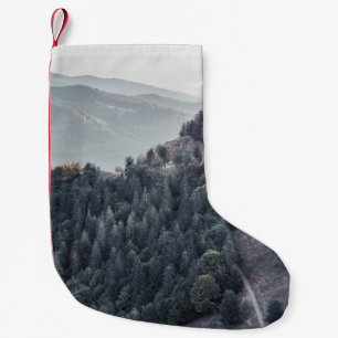 MEIA DE NATAL PEQUENA ÁRVORES VERDES NA MONTANHA