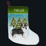 Meia De Natal Pequena Black Tricolor Pembroke Corgi Dog Winter Christmas<br><div class="desc">A ilustração original do desenho animado de Destei de um cão da raça Pembroke Welsh Corgi, casaco tricolor preto. O cão é colocado numa cena de inverno com três árvores de abeto verde e neve caindo. O fundo é um gradiente azul a branco que dá à design aquele olhar frio...</div>