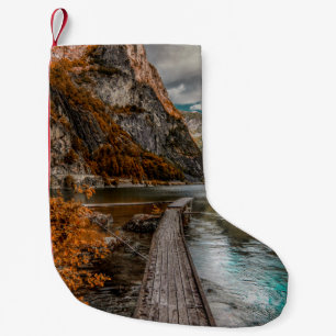 MEIA DE NATAL PEQUENA BROWN WOODEN DOCK PERTO DA MONTANHA DURANTE O DIA