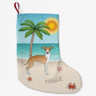 Meia De Natal Pequena Cachorro Branca E Fawn Em Uma Praia Tropical De Ve