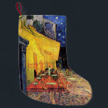 Meia De Natal Pequena Café Terrace à noite por Vincent van Gogh<br><div class="desc">Café Terrace, no Place du Forum, de Vincent van Gogh, é uma pintura de paisagens arquitetônicas de apos impressionismo de arte. Uma vista exterior de um restaurante com mesas, cadeiras, garçons e jantar em pessoas. Uma bela noite com estrelas no céu em Arles, França. Sobre o artista: Vincent Willem van...</div>