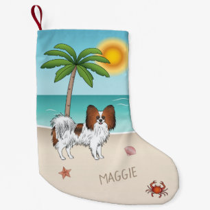 Meia De Natal Pequena Cão Papillon de pelagem Sable Vermelha numa Praia 