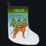 Meia De Natal Pequena Cão Vizsla Húngaro Floresta de Inverno Nevada E No<br><div class="desc">Ilustração de desenho animado original de Destei de um adorável cão da raça Vizsla húngara. O cão é colocado em uma cena de inverno com três árvores de abeto verdes e neve caindo. O fundo é um gradiente de azul a branco que dá ao design a aparência de um dia...</div>
