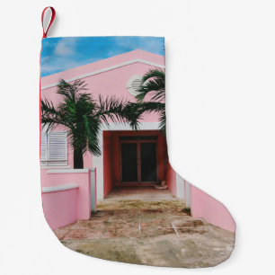 Meia De Natal Pequena Casa de betão rosa e branco perto de árvores ver