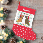 Meia De Natal Pequena Chocolate Labrador e Fox Red Labrador Santas<br><div class="desc">Chocolate Labrador e Fox Red Labrador Santas Pequenos no Natal para os donos do Labrador. Cartoon Whimsy e fofo Labrador Retriever criado por Naomi Ochiai do Japão. Adoráveis dois Labradores estão olhando para trás com Papai Noel e bigodes! Flocos de neve e vermelhos adicionam sentimentos festivos.</div>