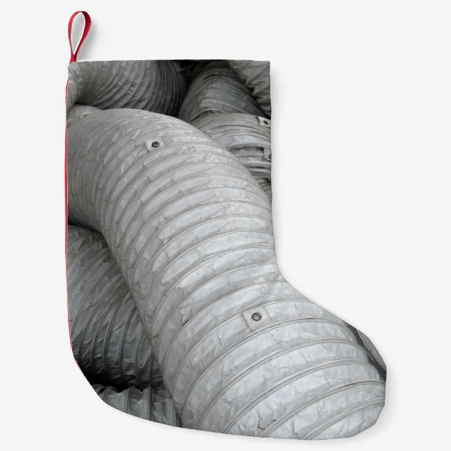 Meia De Natal Pequena Cinza e sofá de tecido preto (Frente)