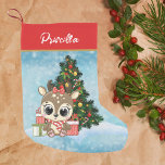 Meia De Natal Pequena Clássico de "Engrenagem de Natal"<br><div class="desc">O Natal de Reindeer Whimsical com o nome Celebra a temporada com esta encantadora estocagem de Natal, com uma rena fofa cercada por presentes sob uma árvore de Natal em uma terra maravilhosa de neve. O design branco da estocagem é perfeito para as crianças, acrescentando um charme lúdico a qualquer...</div>