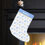 Meia De Natal Pequena Cortesia de Hanukkah Personalizada Crianças Judias<br><div class="desc">Bonito Chanucá estocando em branco bonito e azul pálido com um padrão legal de estrela judaica,  sonho para diversão jogos Chanukah,  e a menorah judia para o feriado. Personalize com o nome dos seus filhos em branco na faixa azul do bebê.</div>