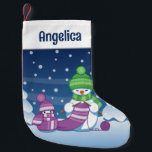 Meia De Natal Pequena Crafty Snowman a tricotar Scarf<br><div class="desc">Ilustração vetorial de dois adoráveis bonitos bonecos de desenho animado vestidos com chapéus e lenços de malha. O grande boneco de neve está tricotando um cachecol enorme para o pequeno. O cachecol já está envolto várias vezes no bonitinho bonitinho bonitinho bonitinho.</div>