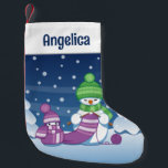 Meia De Natal Pequena Crafty Snowman a tricotar Scarf<br><div class="desc">Ilustração vetorial de dois adoráveis bonitos bonecos de desenho animado vestidos com chapéus e lenços de malha. O grande boneco de neve está tricotando um cachecol enorme para o pequeno. O cachecol já está envolto várias vezes no bonitinho bonitinho bonitinho bonitinho.</div>