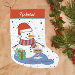 Meia De Natal Pequena Cute Happy Snowman Northpole<br><div class="desc">Personalizada Parada de Natal do Snowman Adicione um toque de felicidade de férias com esta encantadora meia de Natal do Snowman! Colocada contra um fundo de inverno nevado, esta meia apresenta um bonzinho bonitão com presentes e uma saudação festiva de "Feliz Natal". Personalize facilmente o nome no topo para uma...</div>