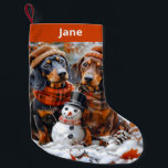 Meia De Natal Pequena Dachshances e Snowman Christmas Stocks<br><div class="desc">Adicione um toque delicioso ao seu decoro de Natal com esta encantadora meia de Natal com dois adoráveis Dachshunicamente vestidos de chapéu aconchegante e cachecóis. O design captura os Dachshances sentados em uma cena de inverno nevado ao lado de um bonitão alegre vestindo um chapéu de cima. Esta estocagem de...</div>