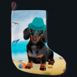Meia De Natal Pequena Dachshund Dog em Beach<br><div class="desc">Um cachorro bonito sentado na praia é uma ideia perfeita para alguém que ama essa raça de cachorro.</div>