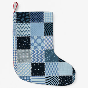 Meia De Natal Pequena Design, retalhos geométricos, tons azuis.