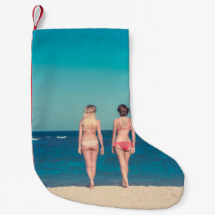 MEIA DE NATAL PEQUENA DUAS MULHERES A VESTIR BIKINI EM PAREDE
