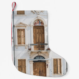 MEIA DE NATAL PEQUENA EDIFÍCIO BRANCO CONCRETO COM PORTAS DE MADEIRA E 