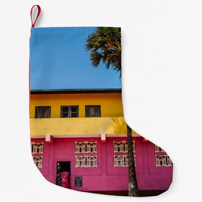 MEIA DE NATAL PEQUENA EDIFÍCIO CONCRETO VERMELHO E MARIDO PERTO DA ÁRVOR (Frente)