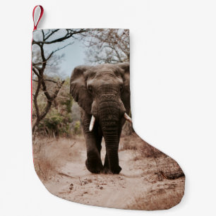 MEIA DE NATAL PEQUENA ELEFANTE NEGRO CAMINHANDO NA AREIA MARROM
