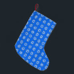 Meia De Natal Pequena Estrela de David Hanukkah Padrão Azul Branco<br><div class="desc">Mostre seu amor pelos feriados. Mão desenhada por mim! Procure em meu compro muitos outros itens correspondentes,  como papel embrulho,  travesseiros,  toalhas e plástico de presentes também!</div>
