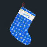 Meia De Natal Pequena Estrela do padrão de David Hanukkah PERSONALIZAR T<br><div class="desc">Personalizar este estoque com um nome ou outro texto. Mostre seu amor pelos feriados. Mão desenhada por mim! Procure em meu compro muitos outros itens correspondentes,  como papel embrulho,  travesseiros,  toalhas e plástico de presentes também!</div>