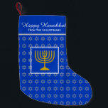Meia De Natal Pequena Estrela HANUKKAH FELIZ de David Menorah LIGHT BLUE<br><div class="desc">Azul-claro, meia haia HANUKKAH com estrela de cor prateada do padrão David e menorah dourada no centro. O texto do espaço reservado é personalizável para que você possa adicionar seu nome ou alterar a saudação. O mesmo design no sentido inverso. Maneira ideal de apresentar seus pequenos presentes de Hanukkah. Também...</div>