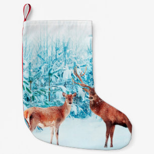 Meia De Natal Pequena Família de cervos nobres num inverno de neve. Nat