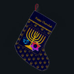 Meia De Natal Pequena FELIZ CHANUKAH | Dreidel | Candelabro | Estrela de<br><div class="desc">Azul escuro FELIZ CHANUKAH com Estrela colorida de David, Dreidel e Menorah dourado falso no centro. A saudação de espaço reservado é PERSONALIZÁVEL, para que você possa PERSONALIZAR com seu nome ou adicionar uma saudação de alternativo. O fundo é um padrão de sonhos dourados. O mesmo design no sentido inverso....</div>