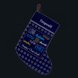 Meia De Natal Pequena FELIZ CHANUKAH Hebraico ama alegria paz escuro azu<br><div class="desc">Azul escuro FELIZ CHANUKAH com estrela de cor prateada do padrão David e LOVE JOY PEACE escrito em inglês e hebraico. A saudação e o nome do espaço reservado são personalizáveis para que você possa adicionar seu nome ou alterar a saudação. O mesmo design no sentido inverso. Maneira ideal de...</div>