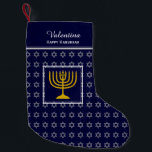 Meia De Natal Pequena FELIZ Estrela HANUKKAH de David Menorah DARK BLUE<br><div class="desc">Azul escuro FELIZ HANUKKAH com estrela de cor prateada do padrão David e menorah dourada no centro. O texto do espaço reservado é personalizável para que você possa adicionar seu nome ou alterar a saudação. O mesmo design no sentido inverso. Maneira ideal de apresentar seus pequenos presentes de Hanukkah. Também...</div>