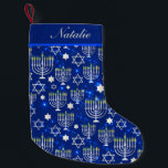 Meia De Natal Pequena Feliz Hanukkah Modern Menorah Nome Personalizado<br><div class="desc">Este design de feriados de Chanucá apresenta um fundo azul cintilante com menorah e estrela de David Overlay. Personalize com seu nome editando o texto nas caixas de texto fornecidas. #hanukkah #chanukah #feriados #sazonal #festivo #moderno #azul #menorah #starofdavid #na moda #elegante #padrão #personalizado #personalizado #personalizado #dadyourown #prenhas #hanukkahdecor #decor #casa...</div>
