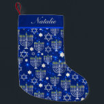 Meia De Natal Pequena Feliz Hanukkah Modern Menorah Nome Personalizado<br><div class="desc">Este design de feriados de Chanucá apresenta um fundo azul cintilante com menorah e estrela de David Overlay. Personalize com seu nome editando o texto nas caixas de texto fornecidas. #hanukkah #chanukah #feriados #sazonal #festivo #moderno #azul #menorah #starofdavid #na moda #elegante #padrão #personalizado #personalizado #personalizado #dadyourown #prenhas #hanukkahdecor #decor #casa...</div>