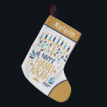 Meia De Natal Pequena Feliz Hanukkah Modern Menorah Nome Personalizado<br><div class="desc">Feliz Hanukkah Modern Menorah Personalizado Name Stocking apresenta uma menorah judia com o texto "Happy Hanukkah" na tipografia de ouro moderna. Perfeito para presentes de Hanukkah. Concebido por © Evco Holidays www.zazzle.com/store/evcoholidays</div>