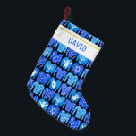 Meia De Natal Pequena FELIZ HOLIDAYS Engraçada Ugly Hannukah SweATERS PE<br><div class="desc">Personalizar com um nome ou outro texto. Mostre seu amor pelos feriados. Mão desenhada por mim! Procure em meu compro muitos outros itens correspondentes,  como papel embrulho,  travesseiros,  toalhas e plástico de presentes também!</div>