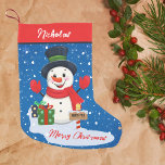 Meia De Natal Pequena Feliz Natal Feliz Snowman Com Neve<br><div class="desc">Festivo Snowman Natal Stocks Tragam a magia de uma terra maravilhosa de inverno para a vossa casa com esta adorável meia de Natal! Apresentando um bonitinho bonitão rodeado de presentes, um pano de fundo de neve, e "Feliz Natal" no fundo, é a maneira perfeita de celebrar a estação. Personalize com...</div>