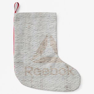 Meia De Natal Pequena Foto de aproximação do logotipo Reebok na parede