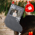 Meia De Natal Pequena Foto de Natal Chalkboard Dificulta Flocos de Neve<br><div class="desc">Estocagem de fotos com nome e flocos de neve em apuros. Fácil de mudar a cor de fundo.</div>