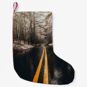 MEIA DE NATAL PEQUENA FOTO DE PAISAGEM DA ESTRADA ASPHALT ENQUANTO CHOVA