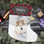 Meia De Natal Pequena Foto de Pet de Xadrez Vermelha russa personalizada<br><div class="desc">Decorre sua casa e estrague seu animal favorito com este super fofo e divertido Natal personalizado com fotos de natal em um design de xadrez de verificação de búfalos vermelho e preto. Perfeito para cães e gatos, faz um tesouro para celebrar o filhote especial no primeiro Natal. Estocar é solteiro...</div>