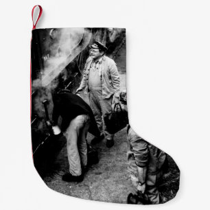 MEIA DE NATAL PEQUENA FOTO EM ESCALA GRAYSCALE DE HOMENS EM PÉ AO LADO