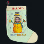 Meia De Natal Pequena Foto Personalizada De Humor Snowman, Engraçado Fro<br><div class="desc">Neves estão tão desatualizados. É hora de começarmos a construir algo melhor: "Beer Men"! Esta engraçada estocagem de Natal mostra um cervejeiro com cabelo de espuma, vestindo um chapéu de cima (com boné de cerveja), um cachecol, botões de salto, e segurando duas cervejas em suas mãos de galho. O texto...</div>