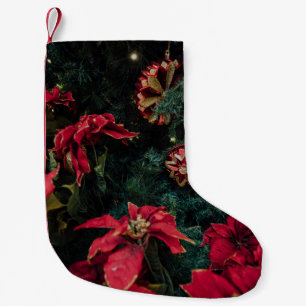 MEIA DE NATAL PEQUENA FOTOGRAFIA DE FOCO SELETIVO DO PLANO DE POINSETTIA