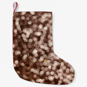 Meia De Natal Pequena fundo de textura dourada. Foco seletivo.S