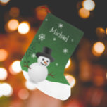 Meia De Natal Pequena Green Snowman Winter Scene Christmas Stocks<br><div class="desc">Adicione um toque balbucioso ao seu manto esta temporada de férias com um "Green Snowman Winter Scene Stocking" personalizado. O design de estoque apresenta um boneco de neve feliz em uma cena de ventania de neve contra um fundo verde adornado com flocos de neve de cor correspondente. Itens adicionais de...</div>