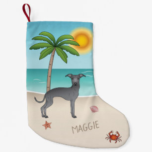 Meia De Natal Pequena Greyhound Italiano Azul Na Praia Tropical De Verão