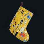 Meia De Natal Pequena Gustav Klimt O Beijo Vintage Art Nouveau Painting<br><div class="desc">Gustav Klimt The Kiss Vintage Art Nouveau Painting The Kiss (Em alemão: Der Kuss) foi pintado pelo pintor simbolista austríaco Gustav Klimt entre 1907 e 1908, ponto alto de seu período de Ouro, quando pintou várias obras em estilo semelhante. A pintura é amplamente considerada uma obra-prima do início do período...</div>